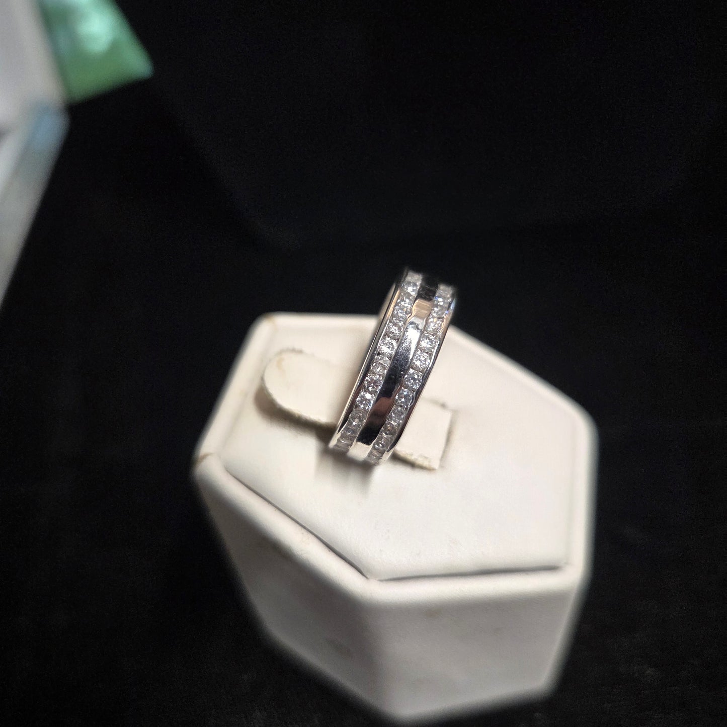 Sparkly White Stone Infinity Ring sz 5.5