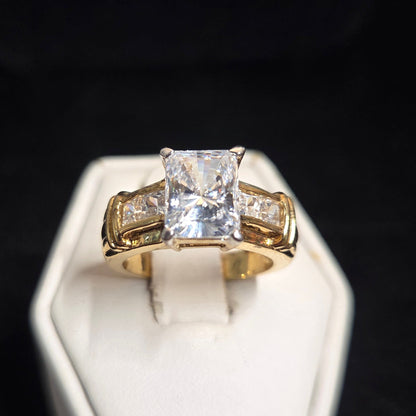 Gorgeous Sterling Silver Ring w/ White Stones sz 5.5