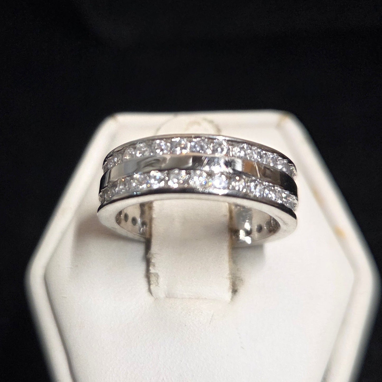 Sparkly White Stone Infinity Ring sz 5.5
