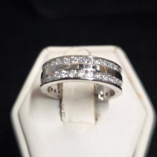 Sparkly White Stone Infinity Ring sz 5.5