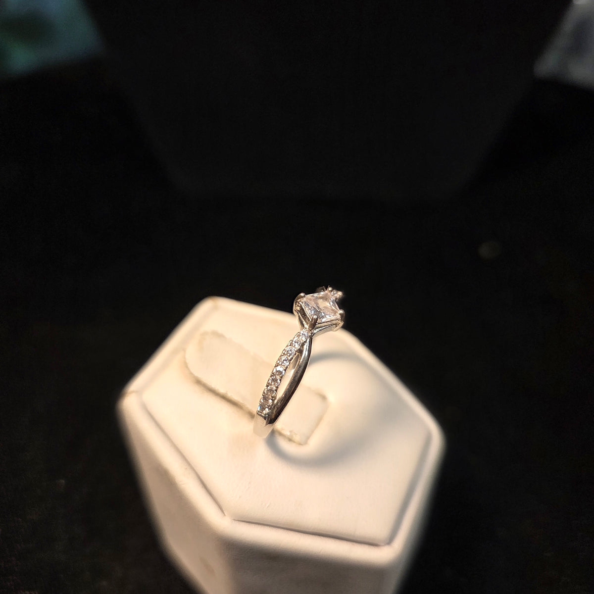 Classic square cut white Stone Sterling Silver Ring sz 8