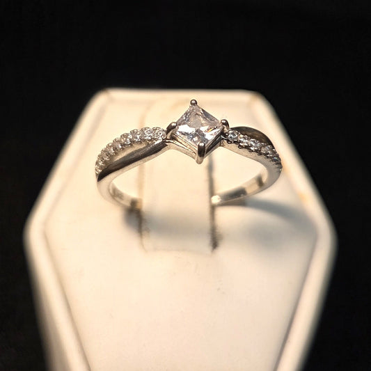 Classic square cut white Stone Sterling Silver Ring sz 8